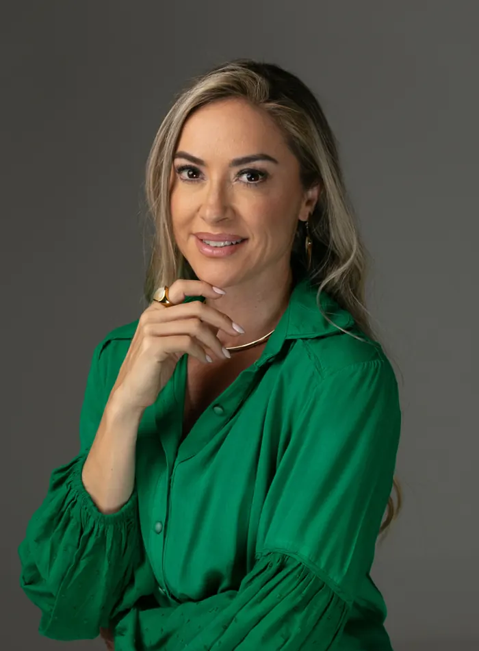 Retrato de Tati Graber de camisa verde